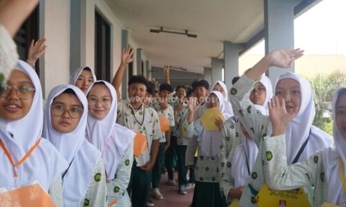 Keseruan Eksplorasi Setiap Sudut SMA Khadijah: Peserta MPLS 25′ Jelajahi Seluruh Ruangan Melalui Tour de Khadijah